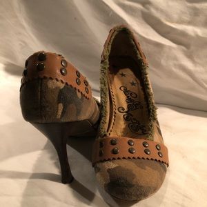 Camp print 4 inch heel size 7
